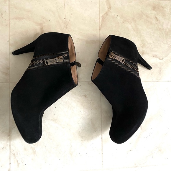 $1190 Yves Saint Laurent Made in Italy Black Suede Ankle...
